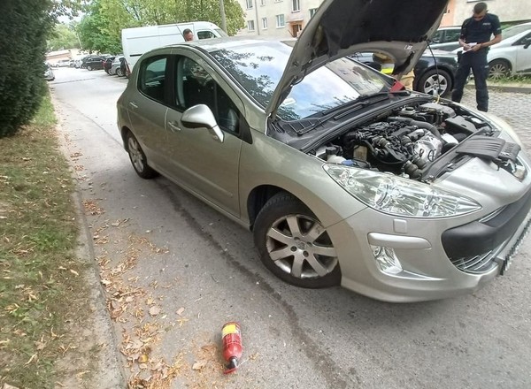 Z auta na parkingu zaczął wydobywać się dym. Szybka reakcja wyręczyła strażaków