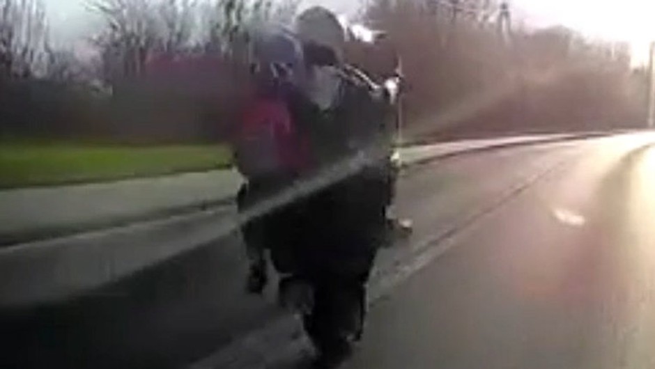 Motocyklista chciał się popisać