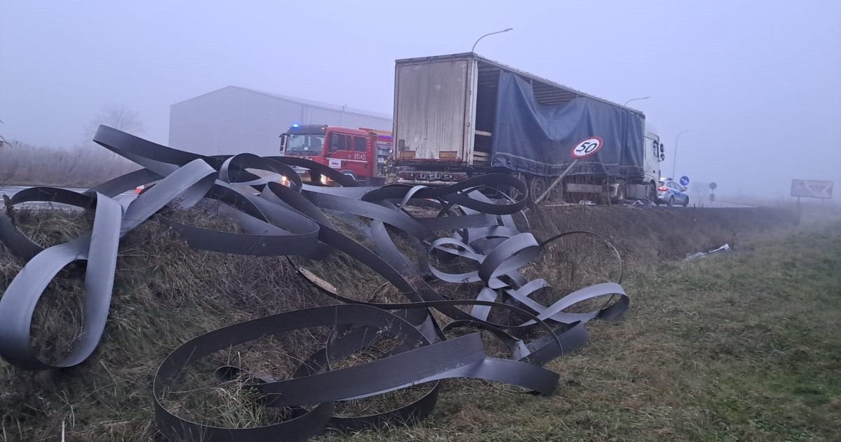 Ładunek wypadł się z naczepy ciężarówki