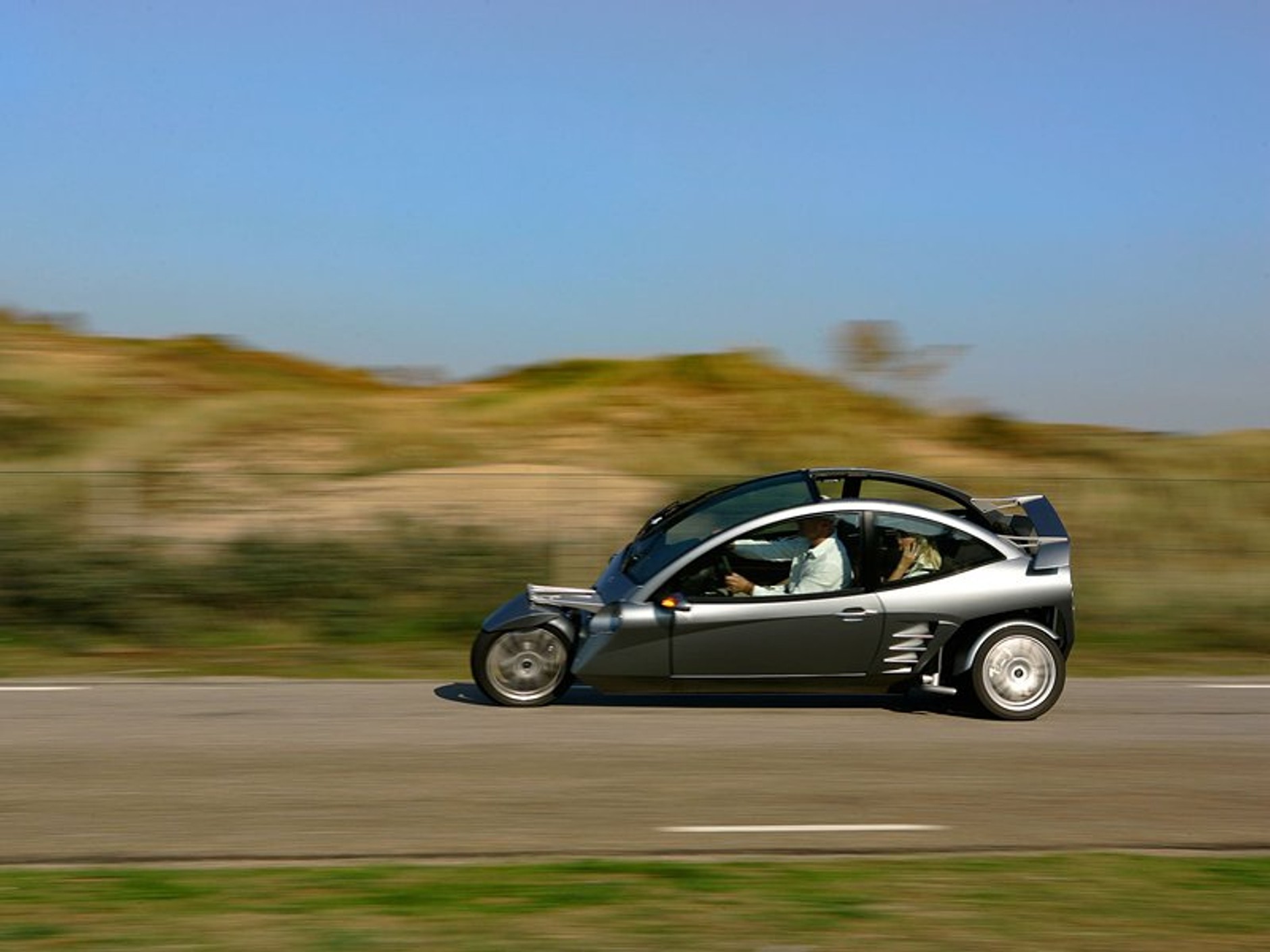 Carver One: zabawny trójkołowiec w Genewie (VIDEO)