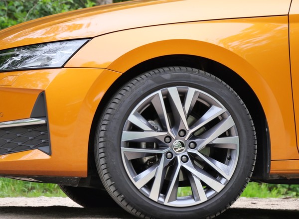 Skoda Octavia pokonała Toyotę Corollę. Sprawdzamy najnowsze cenniki — trwa wojna cenowa