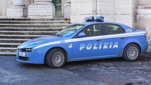Kobieta jechała autostradą na wrotkach. Policjanci nie mogli w to uwierzyć