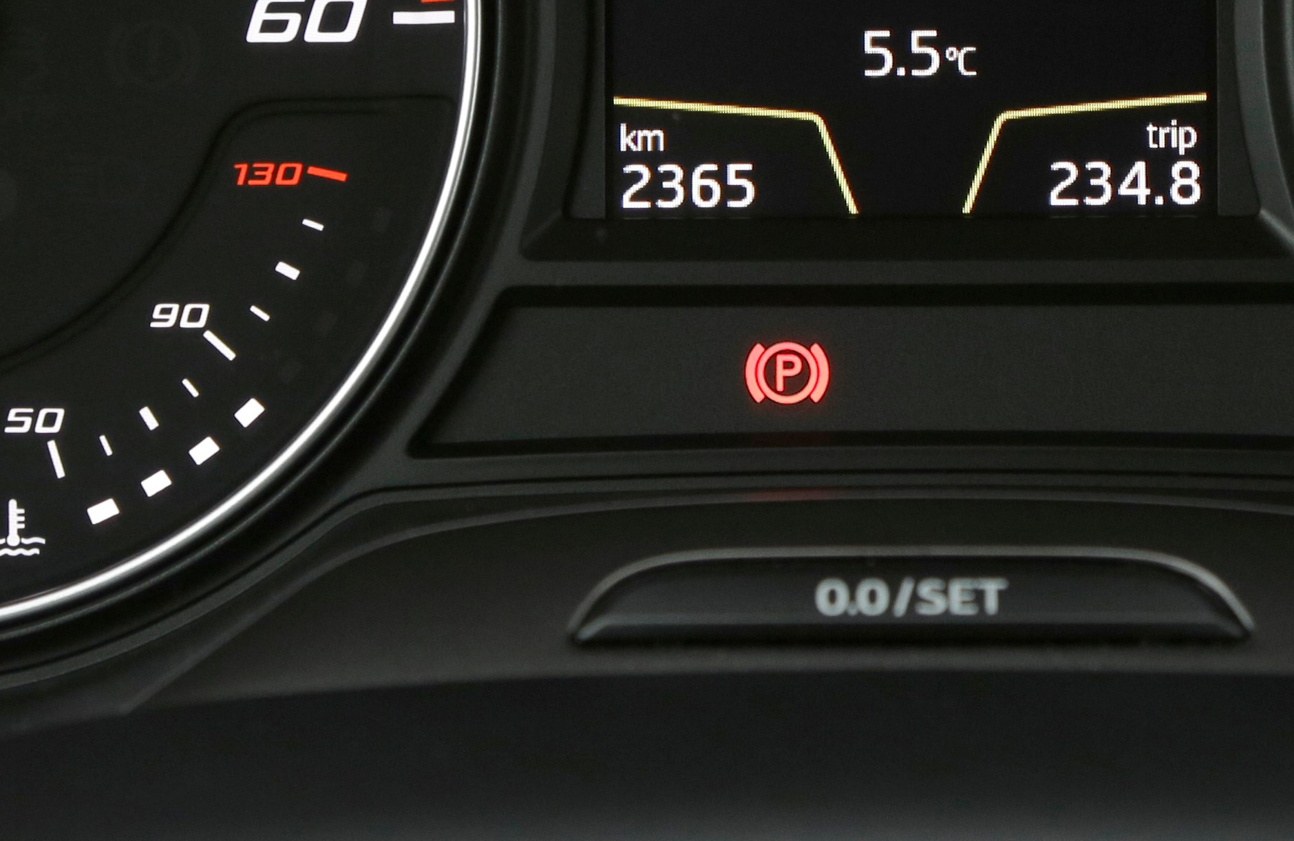 W nowszych samochodach hamulec postojowy uruchamia się automatycznie po przełączeniu w tryb Parking