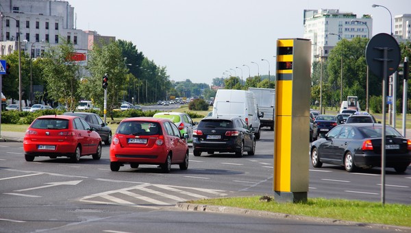 Warszawiacy jeżdżą coraz szybciej. Najgorzej jest na Puławskiej