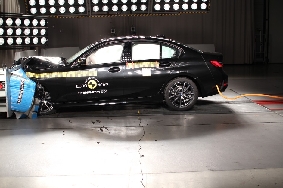 Testy zderzeniowe: BMW serii 1 i serii 3, Peugeota 208 oraz Jeepa Cherokee