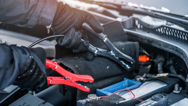 Za pomocą prostownika można naładować rozładowany akumulator