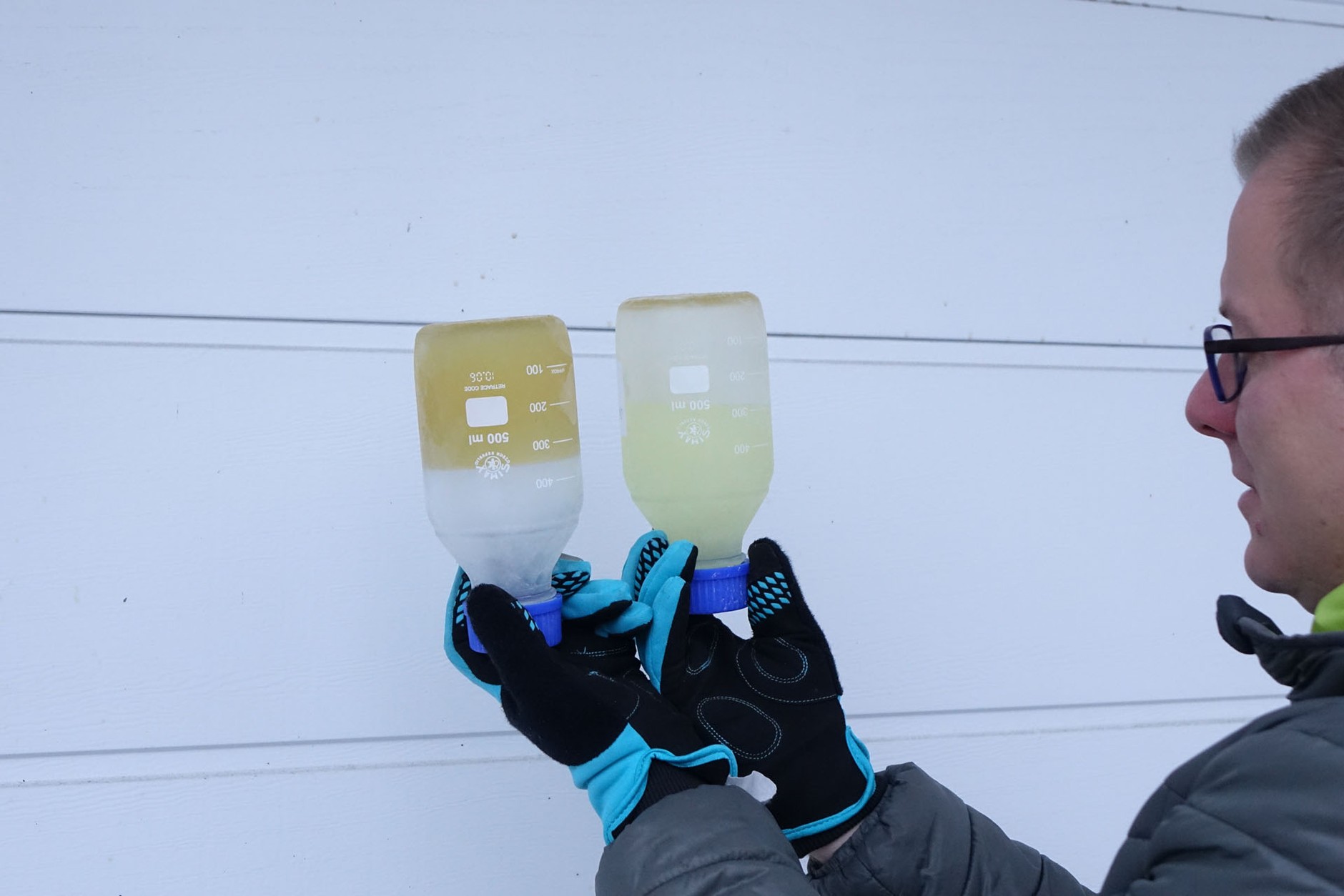 Po lewej: schłodzony do minus 22°C zimowy olej napędowy bez dodatków; po prawej olej napędowy premium z dodatkiem uszlachetniającym – też mętny, ale przynajmniej płynny.