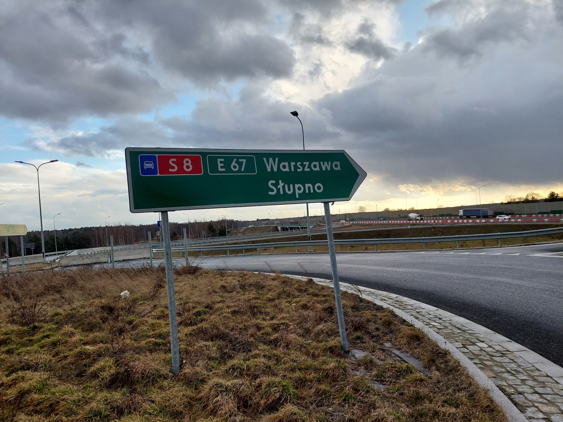 Zdemolowany i rozkradziony węzeł na trasie S8