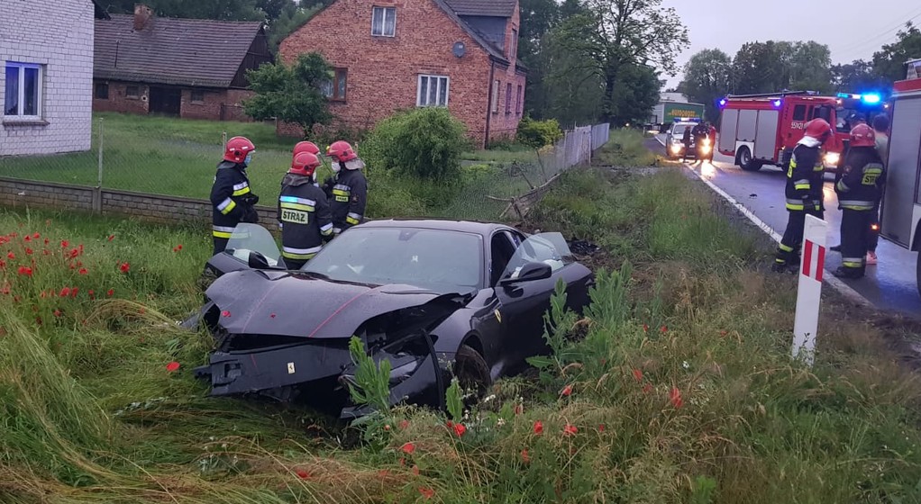 Ferrari rozbite w Gaszynie