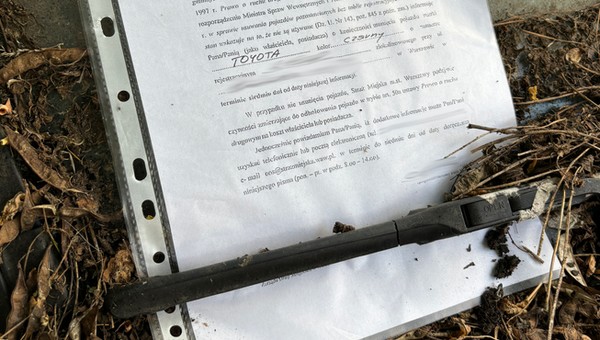 Kartka za wycieraczką pozostawionego samochodu. Po tygodniu zniknął z ulicy
