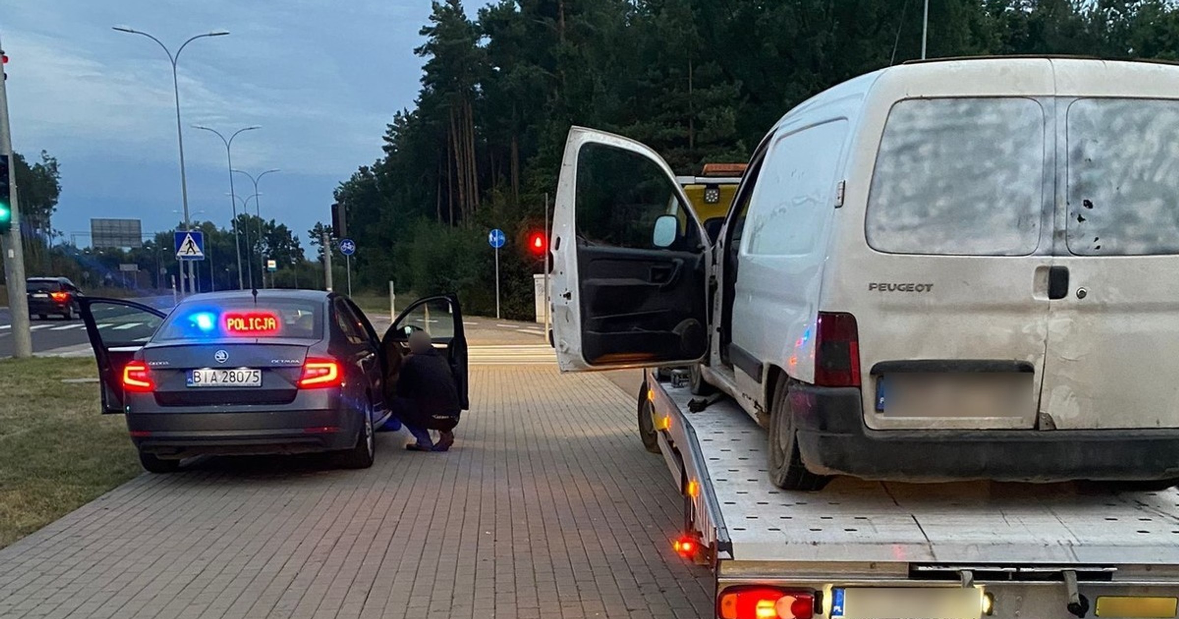 Policjanci myśleli, że kierowca jest pijany, a problemy z opanowaniem auta wynikały z fatalnego stanu technicznego pojazdu