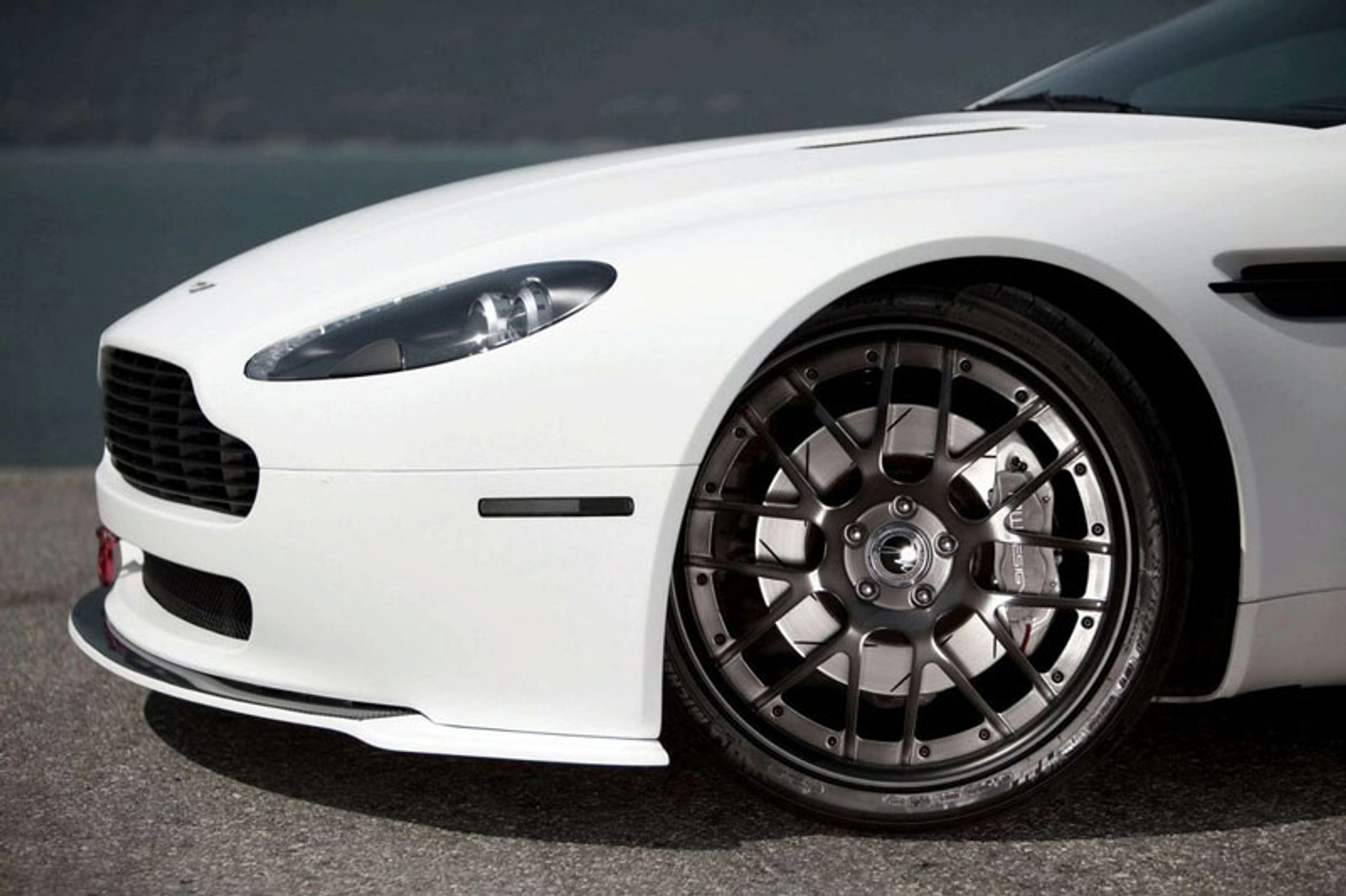 MWDesign Aston Martin V8 Vantage – subtelnie