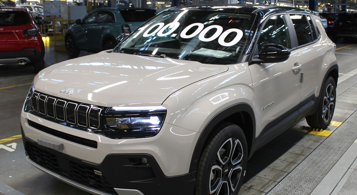 W Tychach wyprodukowano już 100 tys. nowych Jeepów. Avenger to hit