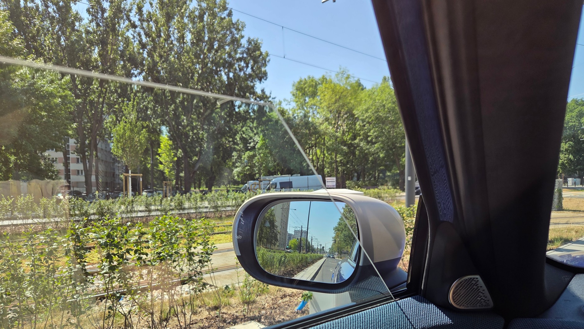 Pierwsze metry jedź z opuszczonymi szybami. Lekarze nie zalecają jazdy z w pełni otwartymi oknami - to ryzyko przeziębienia