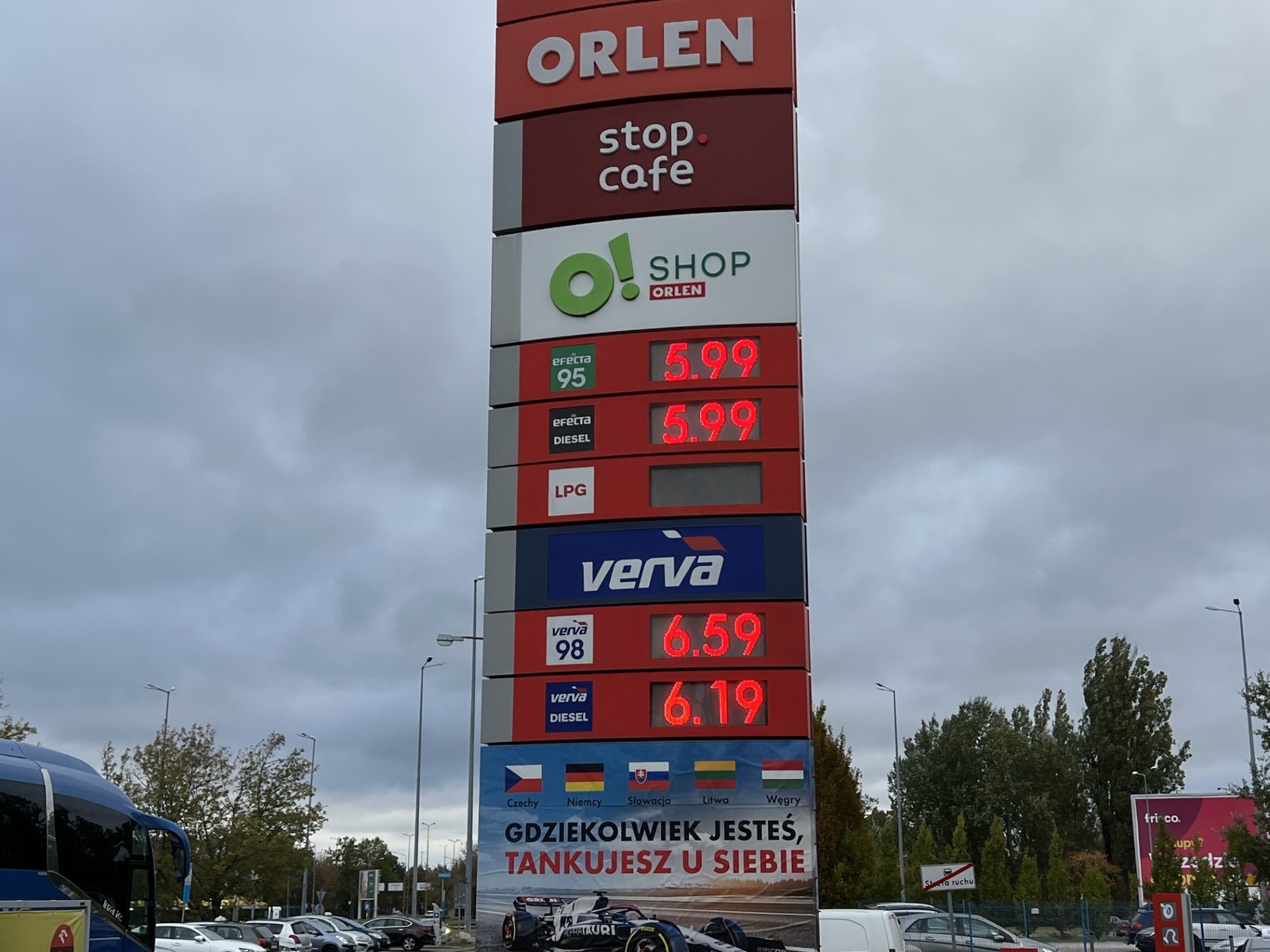 Pylon stacji paliw z cenami Pb95 i ON poniżej 6 zł za litr