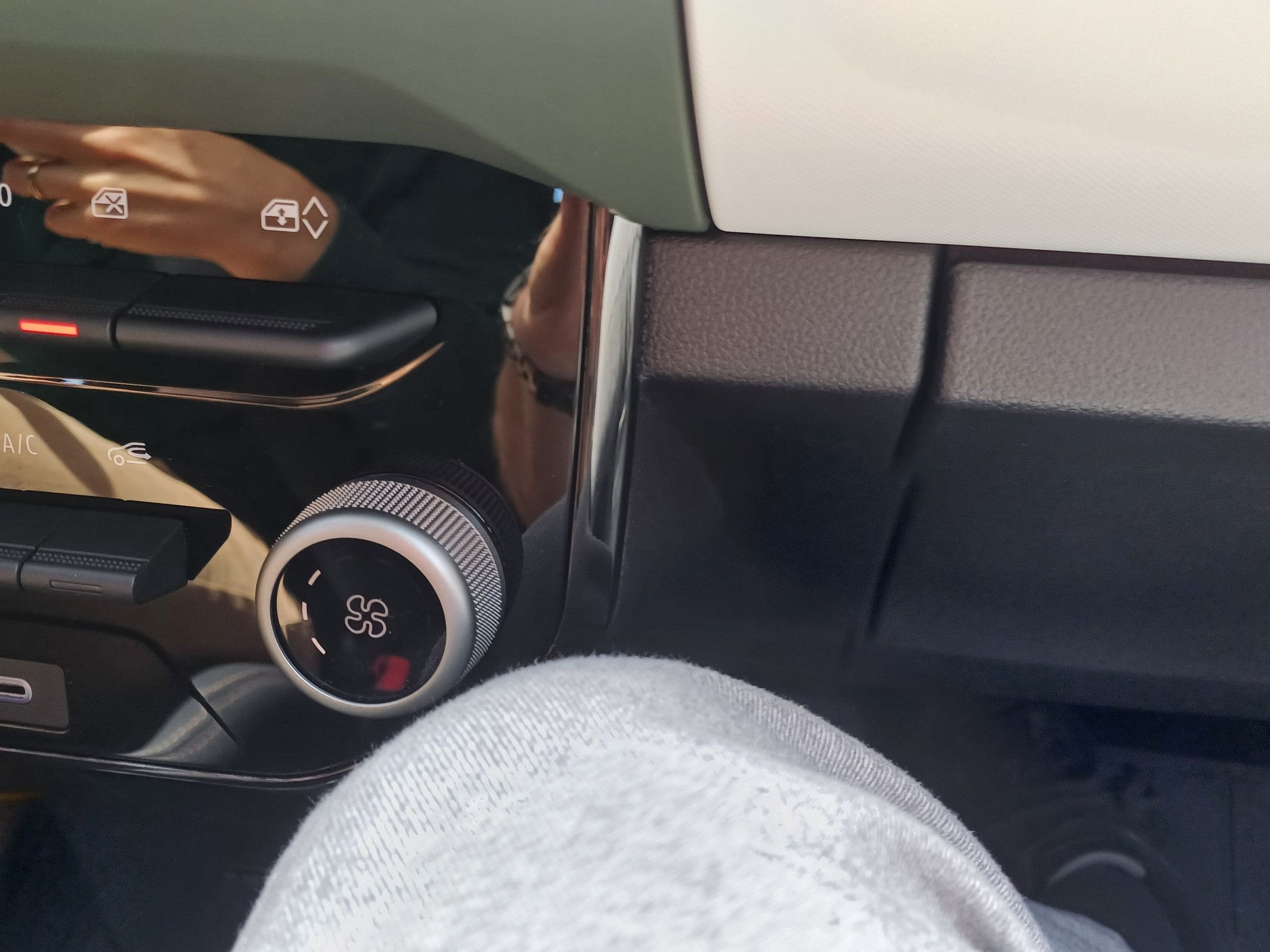 Nowa Dacia Spring: kolanem łatwo trącić pokrętło temperatury wnętrza