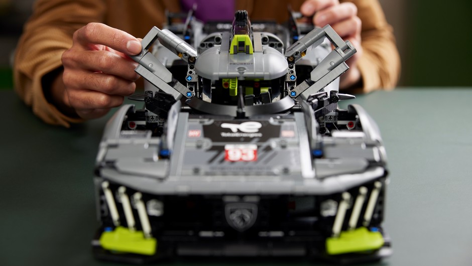 Peugeot 9X8 z LEGO, zestaw nr 42156