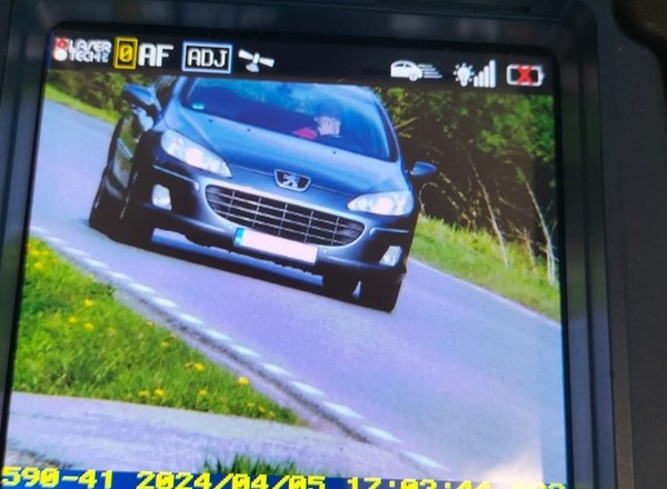 Przekroczył prędkość i nie zatrzymał się do kontroli. "Mandat droższy niż samochód"