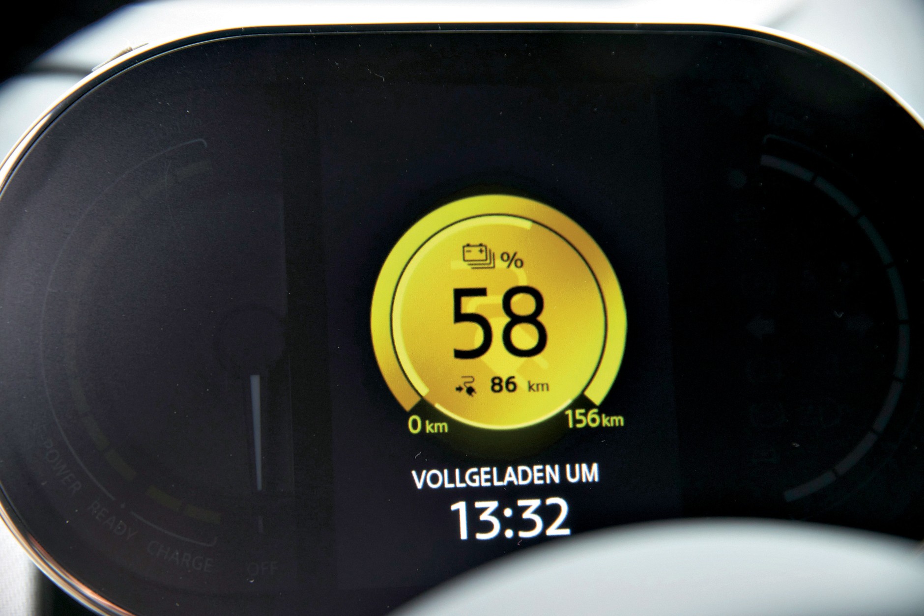 Zasięg na prądzie około 150 km – raczej tylko do miasta, jako drugie auto w domu.