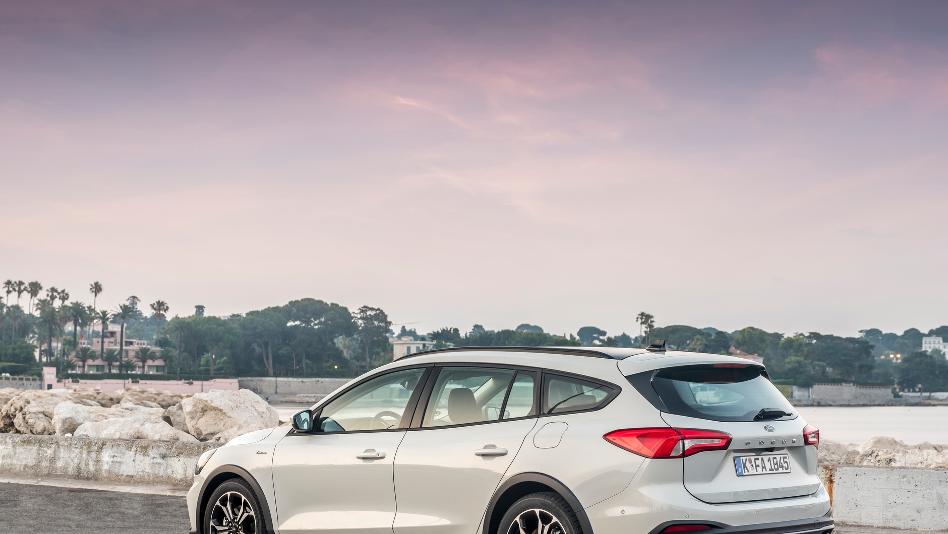 Ford Focus Active – (w kb. od 94 700 zł) to większy o 30 mm prześwit, listwy i płyty ochronne, srebrne nakładki progowe i dwa dodatkowe tryby jazdy: Slippery i Trail.