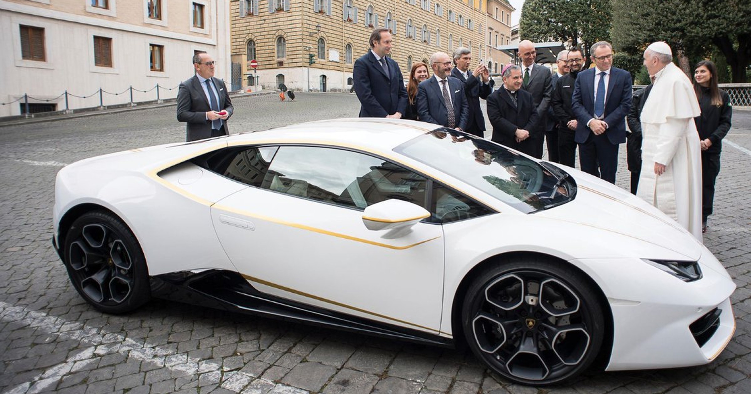 Papież sprzedał swoje Lamborghini za 3 miliony złotych