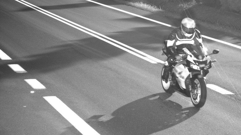 Motocyklista zaskoczony mandatem