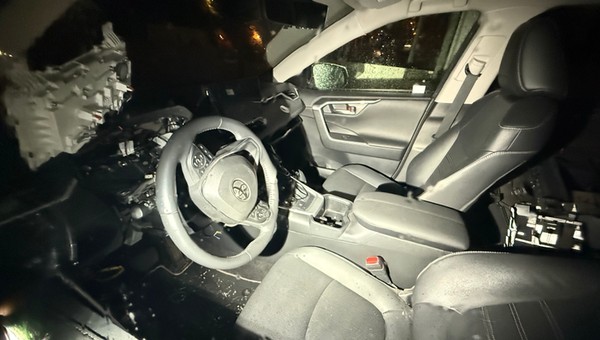 Złodziej chciał ukraść Toyotę mojego kolegi. Nie dał rady, ale zostawił pamiątkę. Opowiem wam, co na to policja