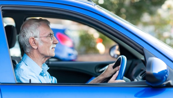 Seniorzy za kółkiem. Czy starsi kierowcy stwarzają zagrożenie?