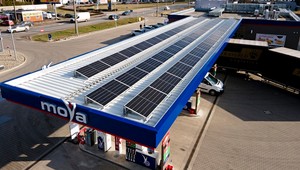 Stacja paliw z instalacją fotowoltaiczną na dachu, a na dole ładowarki do "elektryków"