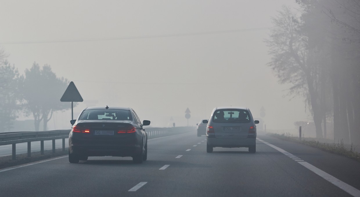 Spadł deszcz i znów się zaczęło. Kierowcy nie wiedzą, kiedy korzystać z tego przełącznika