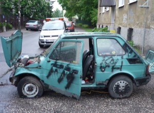 Zobacz jak pozbyć się porzuconego wraku z osiedla