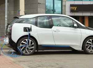 Elektromobilność w Polsce: branża motoryzacyjna nie wierzy w ten plan