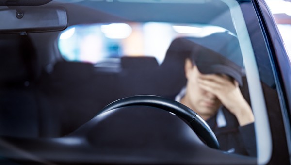 Zmęczony kierowca w samochodzie (zdjęcie ilustracyjne)