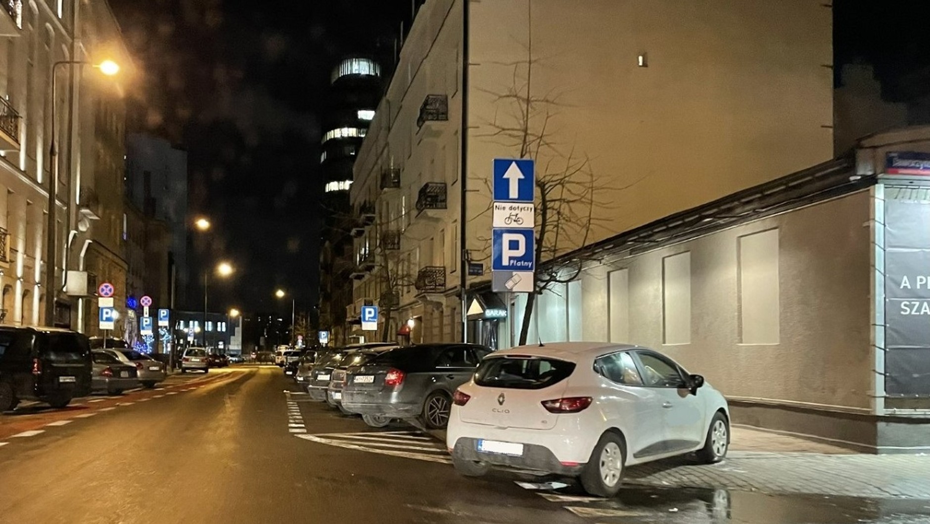 Jeśli to auto będzie tam stało kilka dni, to bardziej się opłaca dostać mandat, niż opłacać strefę płatnego parkowania