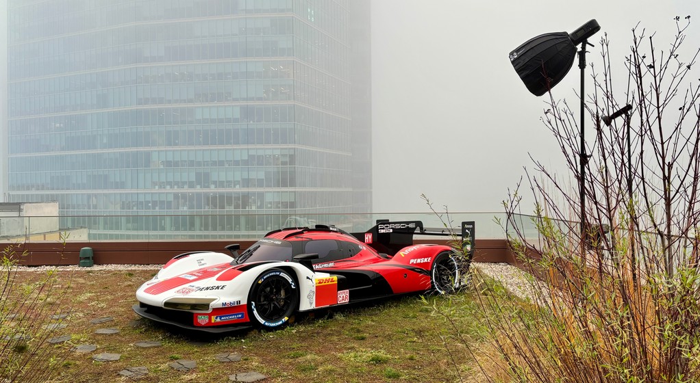 Porsche 963 na dachu biurowca w Warszawie