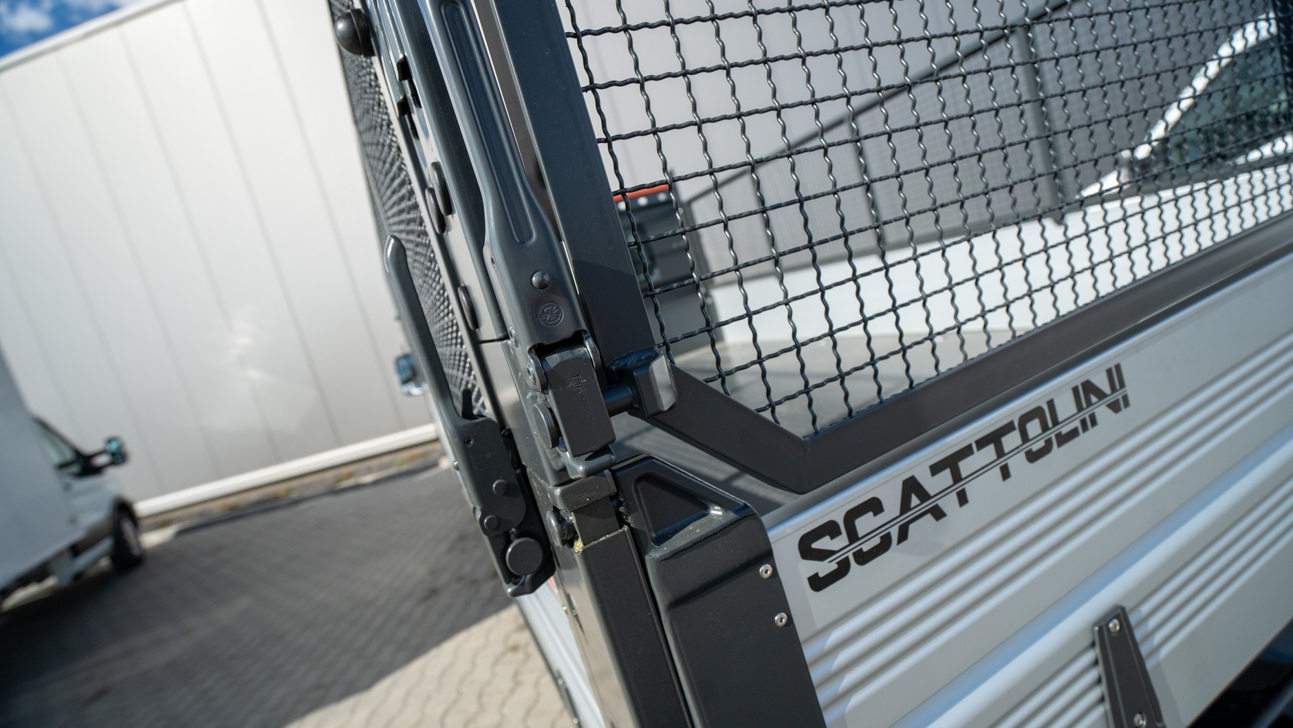 Ford Transit z zabudową typu wywrotka trójstronna