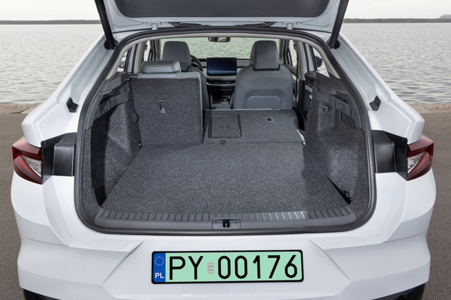 Skoda Enyaq iV Coupé dobitnie udowadnia, że elektryk to nie ciasne, miejskie autko z małym zasięgem. To model prawdziwie uniwersalny