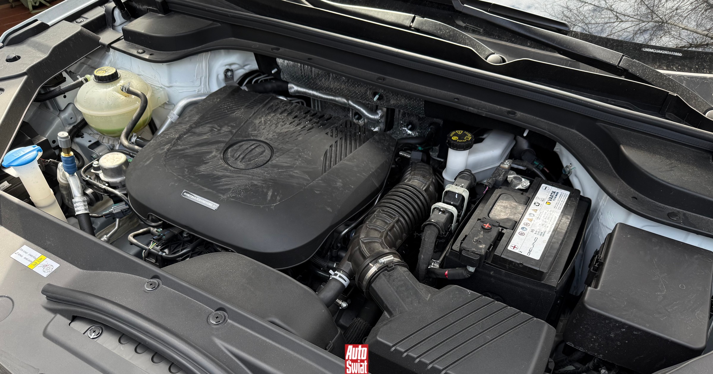 Różnice między wymianą oleju co 8 i co 16 000 km. Pokazał wnętrze silnika. Jest różnica