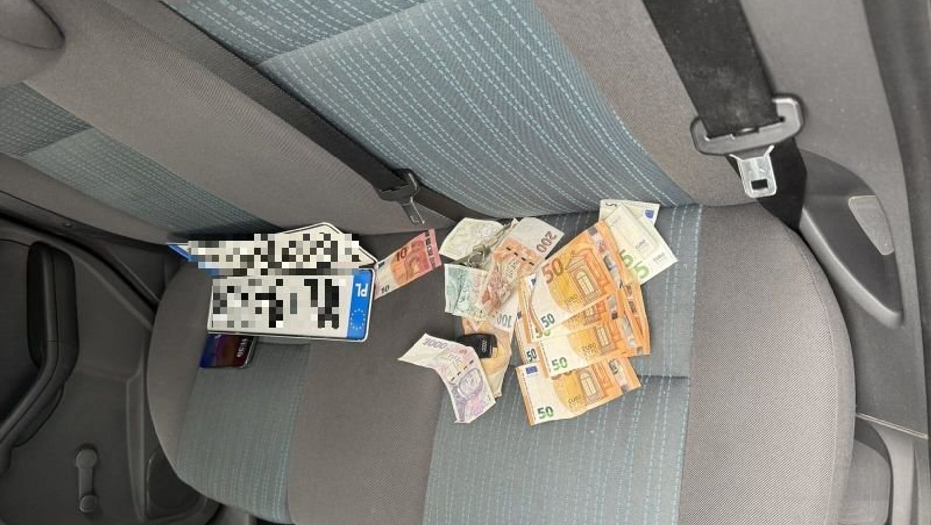 Grasowali na parkingach z pilotami i okradali kierowców