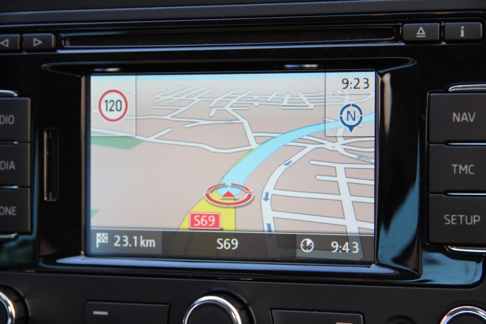 Nawigacja od razu prowadzi na drogę ekspresową, której wciąż nie ma. Zażalenia można składać u dostawcy map: firmy Navteq.