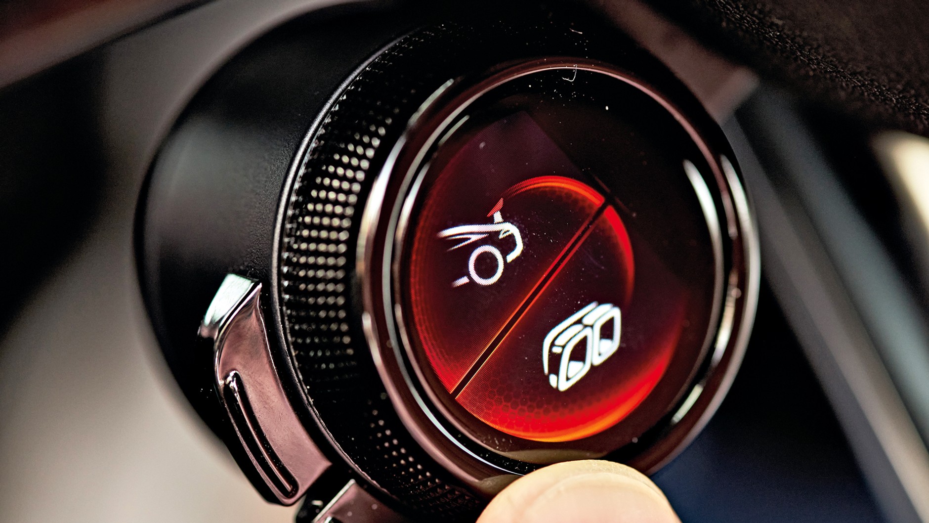 Przycisk na kierownicy po lewej, również z kolorowym wyświetlaczem LCD, steruje wieloma funkcjami, m.in. spoilerem i brzmieniem