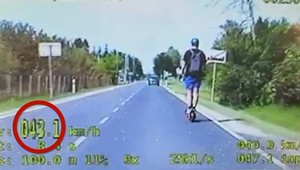 Jechał hulajnogą elektryczną ponad 40 km na godz. Policjanci wszystko nagrali