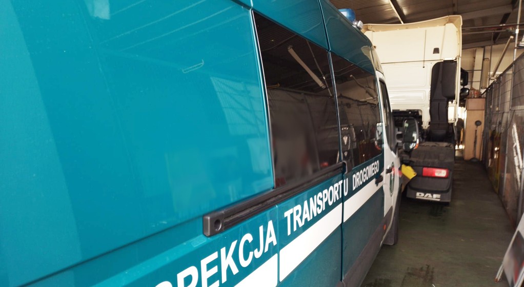 Pojazd ciężarowy, zatrzymany przez inspektorów ITD, został skierowany do warsztatu