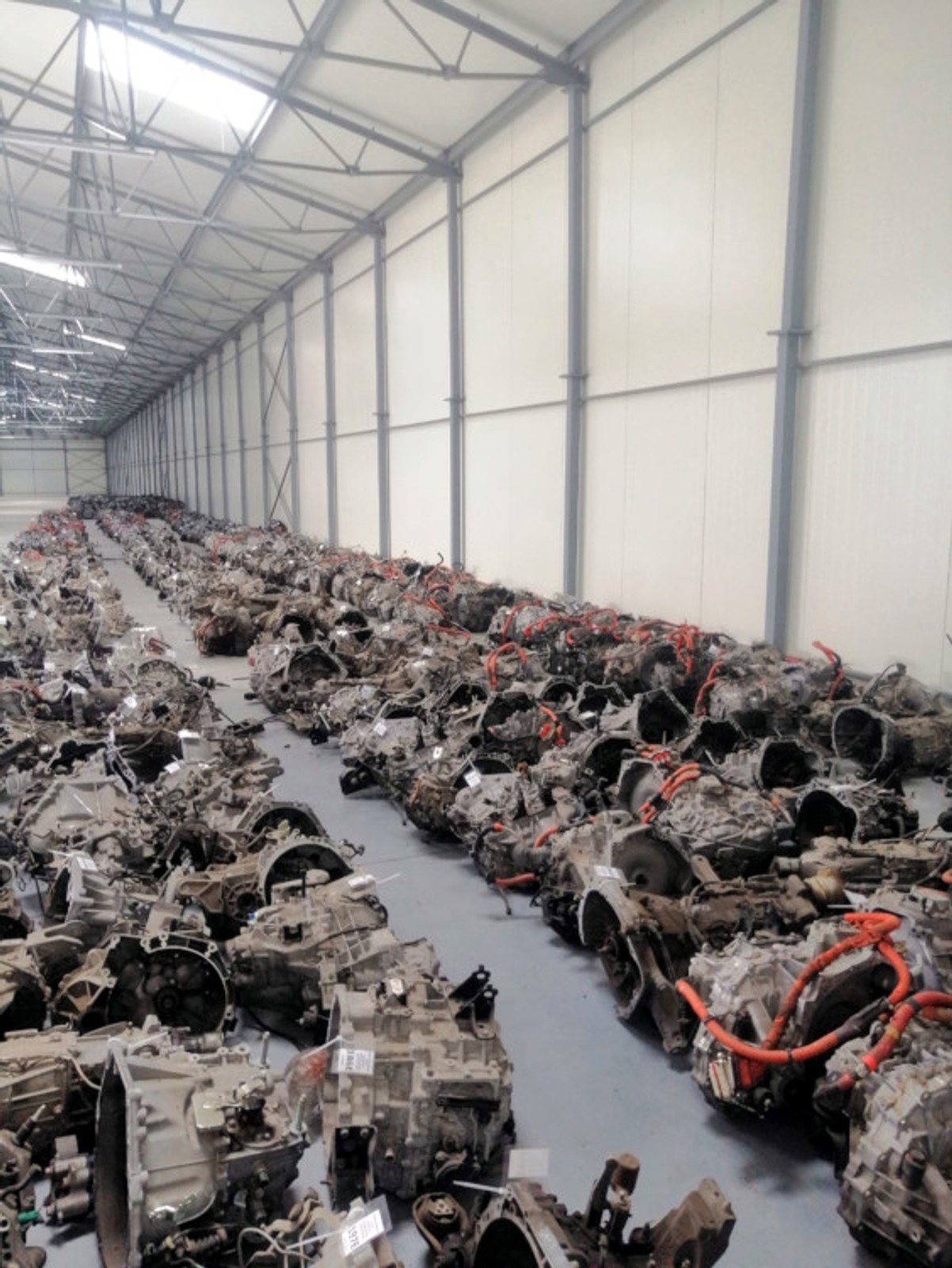 Dziupla samochodowa ze skradzionymi autami i częściami zamiennymi