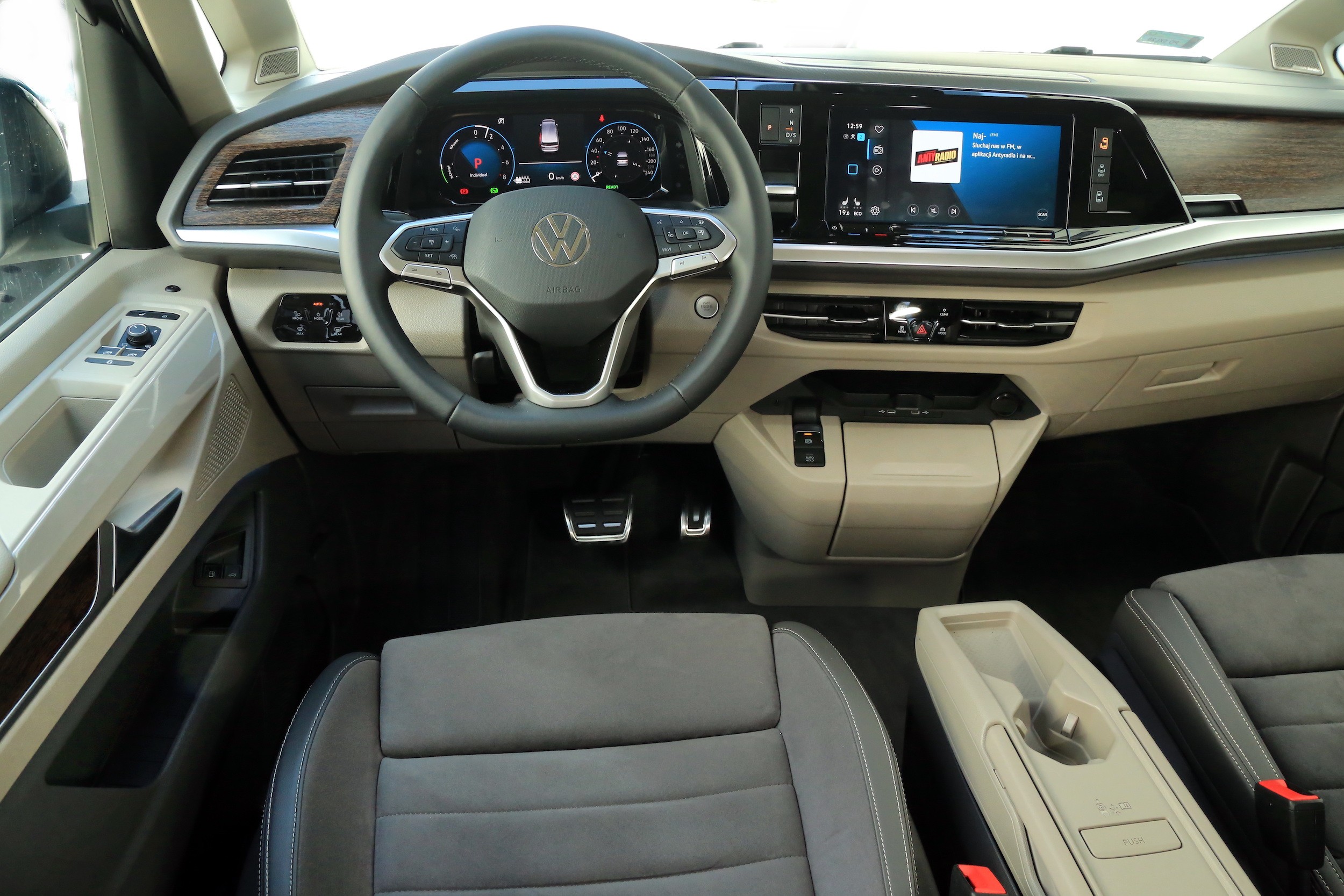 Dotykowa koncepcja obsługi (jak w Golfie) wymaga dużo klikania na ekranie, a sterowanie głosowe działa kiepsko. W dolnej części deski rozdzielczej sporo twardego plastiku, ale w vanach tak już jest – nawet tych droższych. Dużo półek.