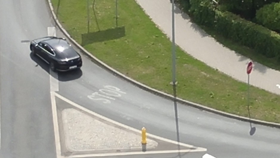 Obraz pochodzący z serwisu https://wloclawek.policja.gov.pl/kb4/informacje/wiadomosci/149443,Policyjny-dron-ponownie-obserwowal-zachowanie-kierowcow.html?sid=35063079646ce052bc5942e1a7cfd7b8