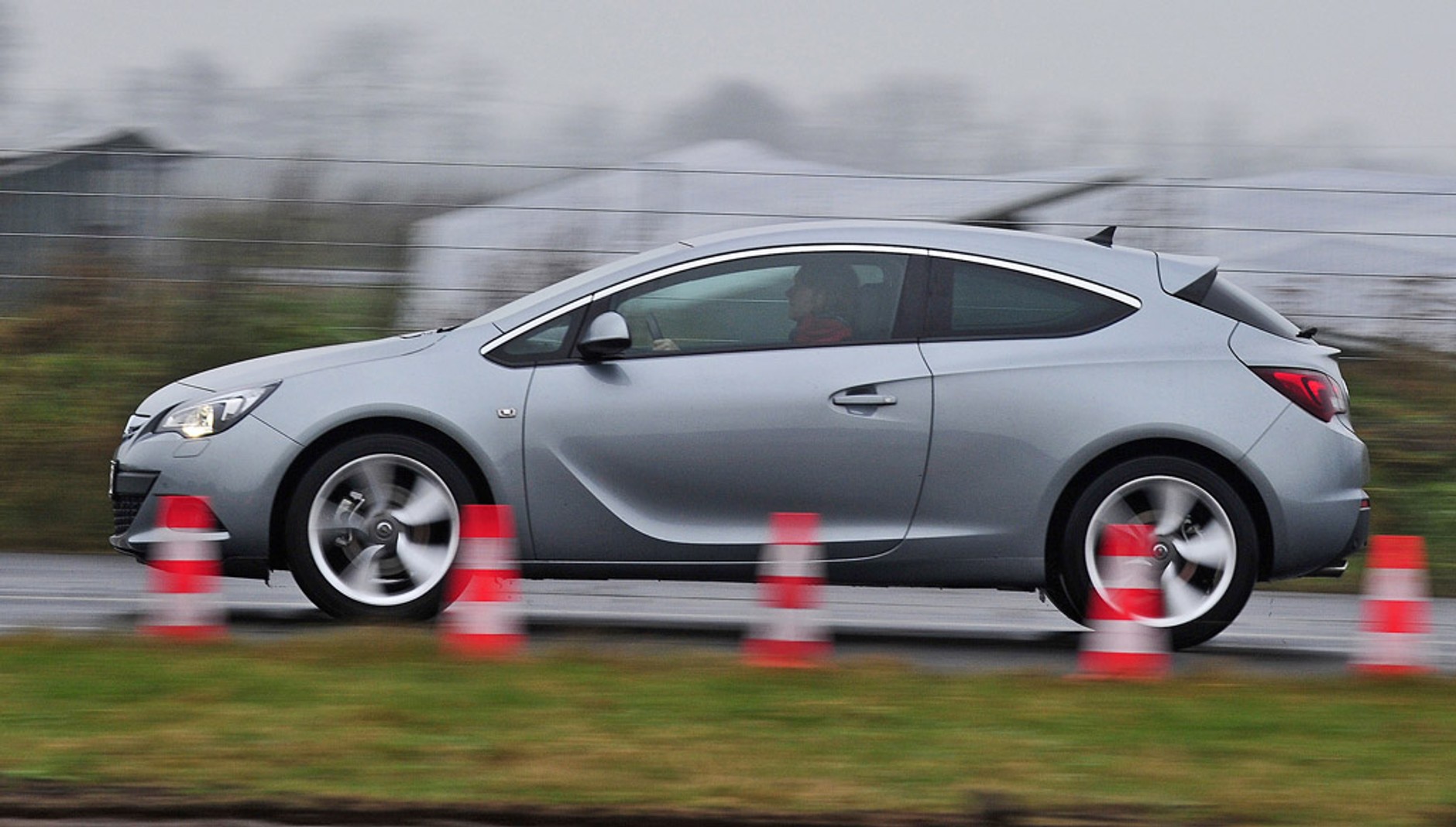 Opel Astra GTC: kompakt w sportowym stylu