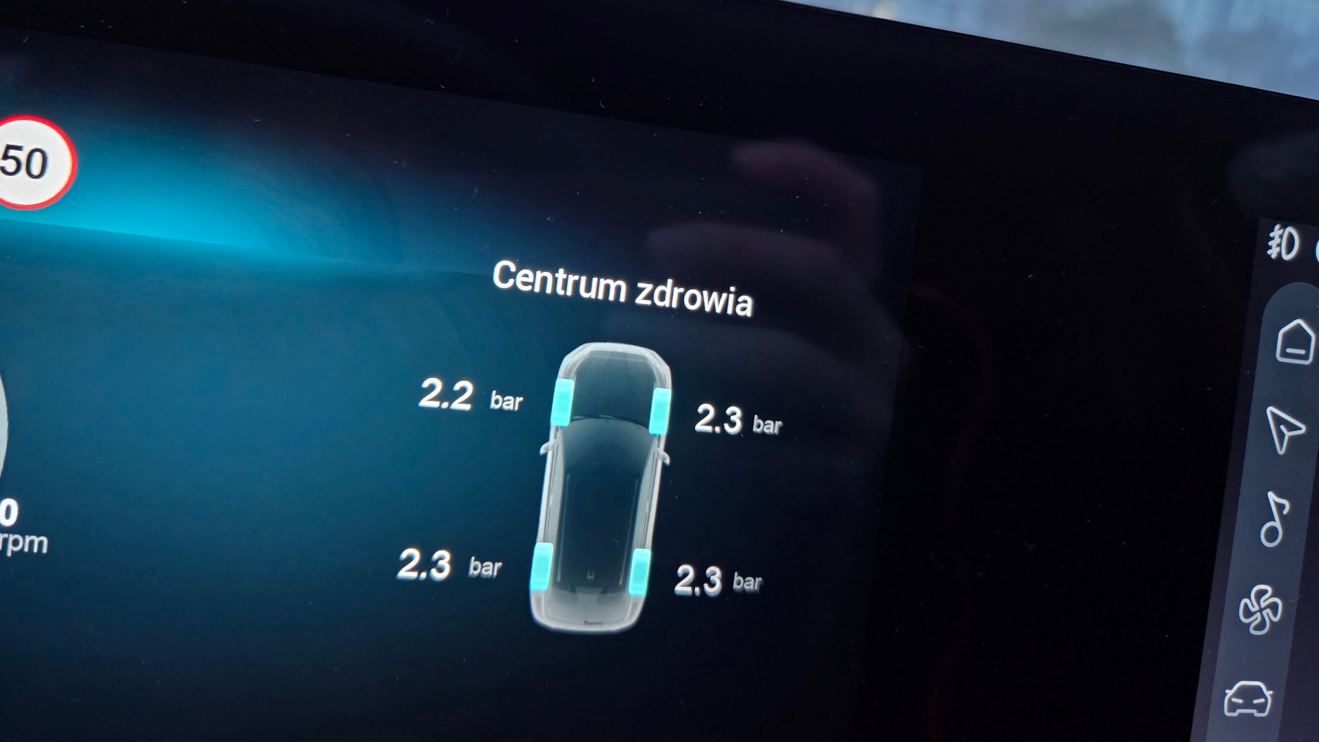 W systemie multimedialnym znajdziemy kilka dziwnie przetłumaczonych terminów. Na szczęście najważniejsze menu są przetłumaczone dobrze i z łatwością da się połapać, gdzie co jest