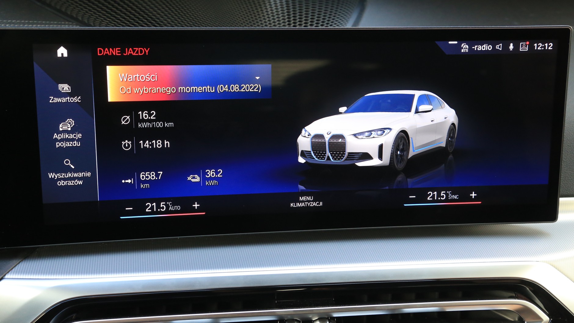 Jak można było przewidzieć BMW i4 eDrive40 było najoszczędniejsze w ruchu miejskim (min. 14,4 kWh/100 km). W komputerze pokładowym drażni brak średniej prędkości jazdy.