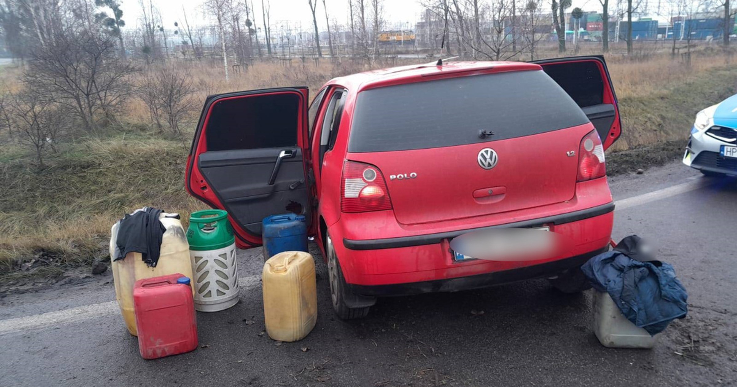 Po pościgu policjanci zatrzymali 37-letniego kierowcę, który miał związek z kradzieżami paliwa